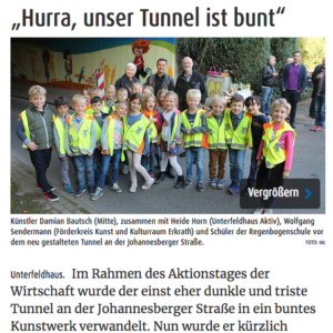 Gruppe von Schulkindern vor dem neu gestaltetem Tunnel in Unterfeldhaus